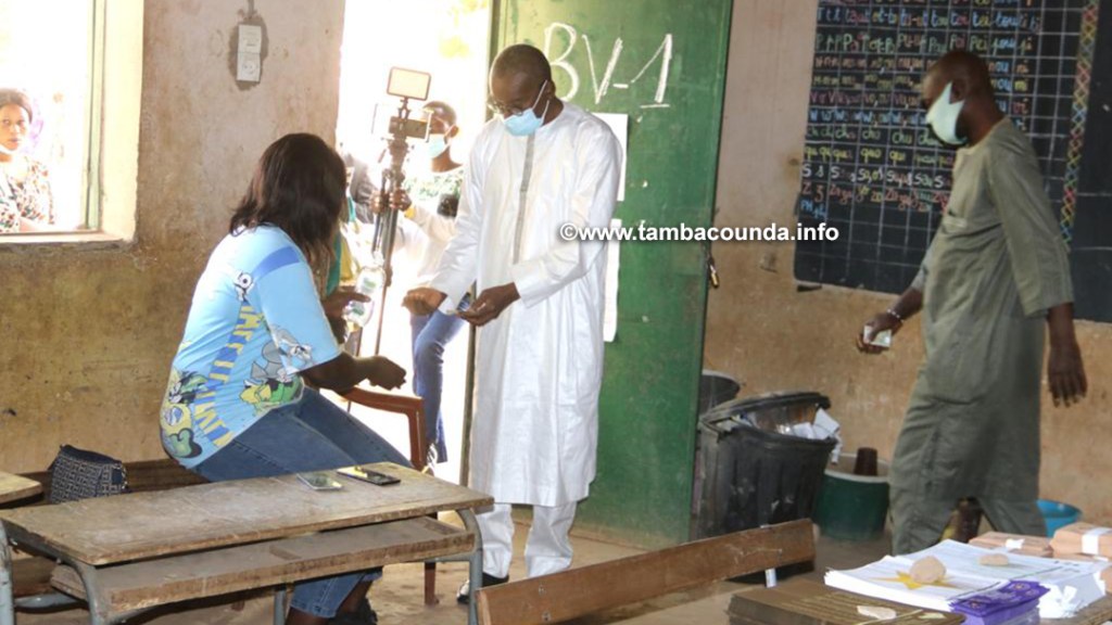 IMAGES - Tambacounda / Le ministre des Forces armées, Me Sidiki Kaba a voté au bureau n°1 du centre Sada Maka Sy 