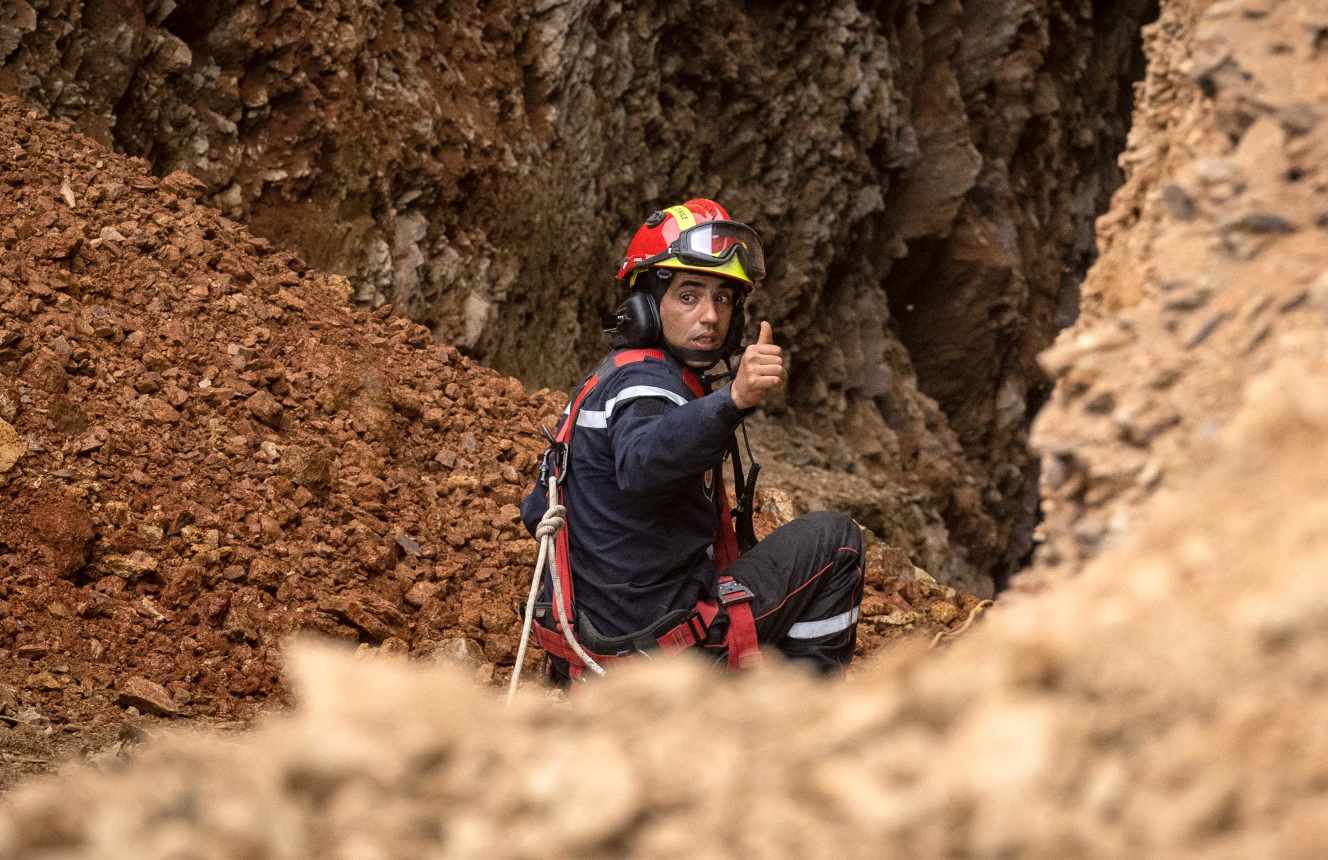 Au Maroc, le petit Rayan a été extrait par les secouristes, cinq jours après être tombé dans un puits