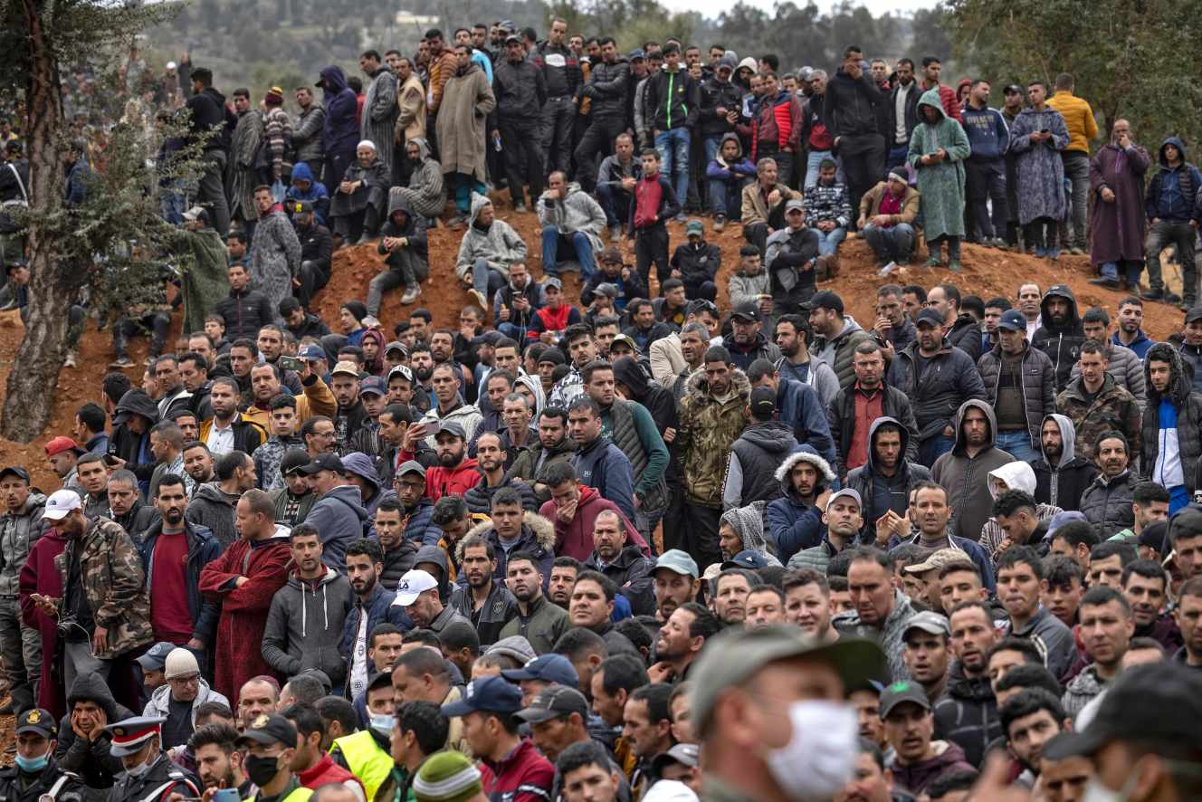 Au Maroc, le petit Rayan a été extrait par les secouristes, cinq jours après être tombé dans un puits