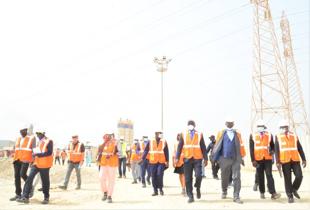 Photos / Visite des travaux de la centrale à gaz du Cap des Biches: Le DG de la Senelec et ses partenaires apprécient l’avancement des travaux