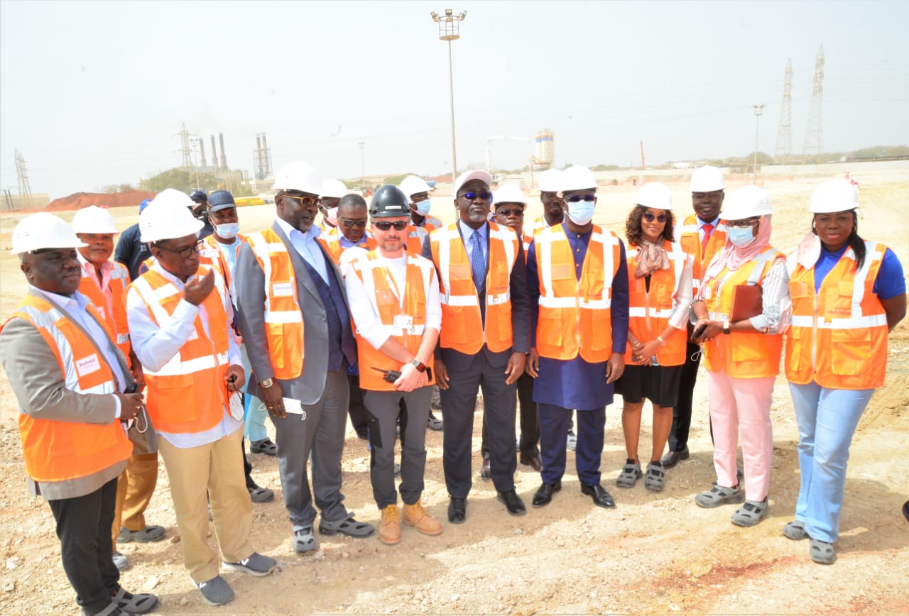 Photos / Visite des travaux de la centrale à gaz du Cap des Biches: Le DG de la Senelec et ses partenaires apprécient l’avancement des travaux