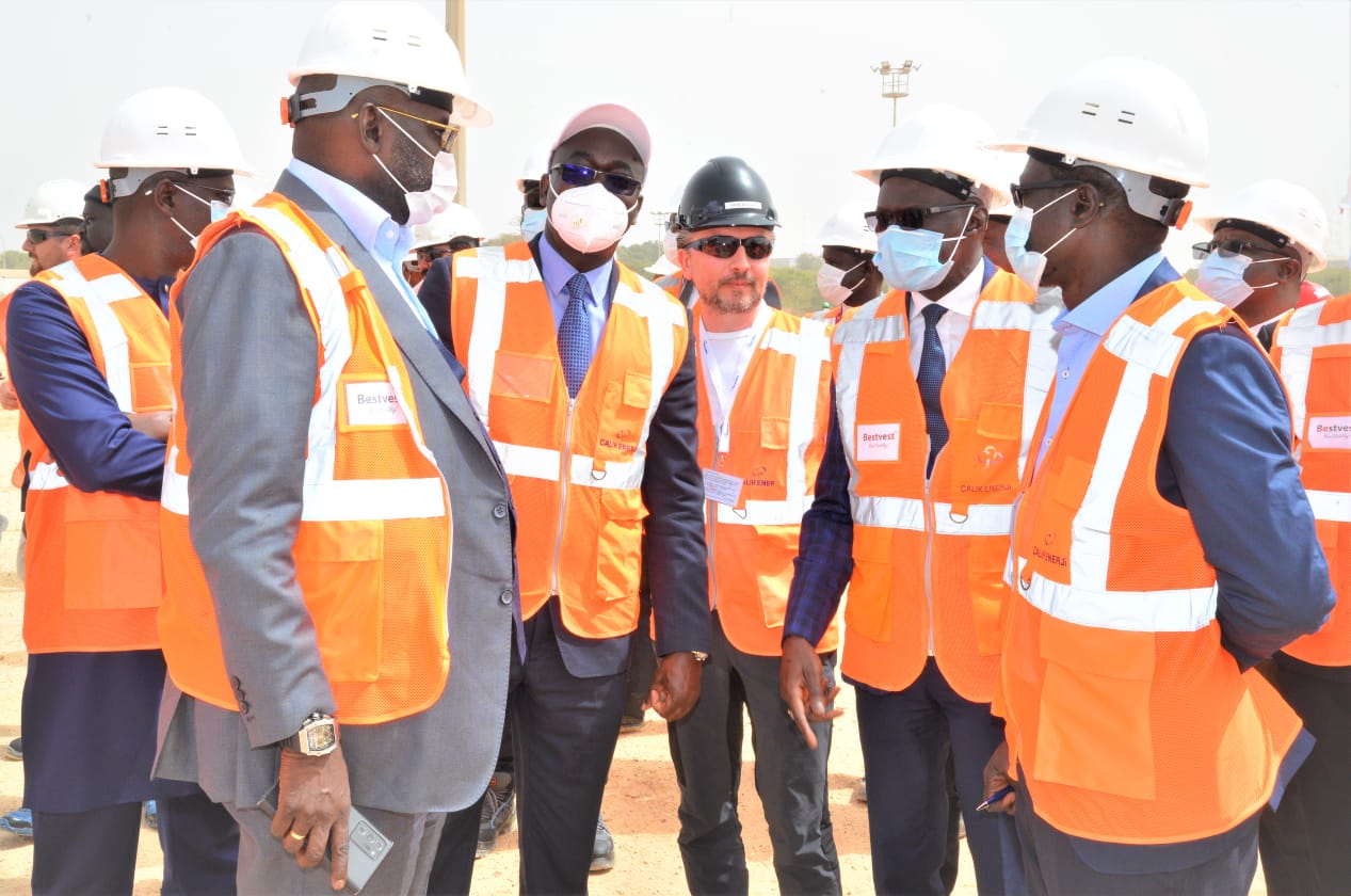 Photos / Visite des travaux de la centrale à gaz du Cap des Biches: Le DG de la Senelec et ses partenaires apprécient l’avancement des travaux