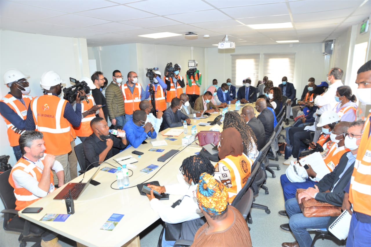 Photos / Visite des travaux de la centrale à gaz du Cap des Biches: Le DG de la Senelec et ses partenaires apprécient l’avancement des travaux