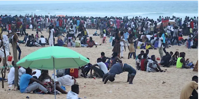 Vague de chaleur : Les jeunes envahissent les plages