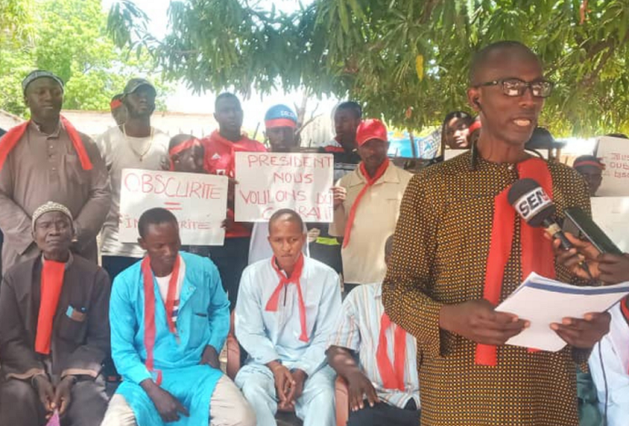 Sédhiou : des manifestants menacent d’accueillir le chef de l’Etat en brassards rouges