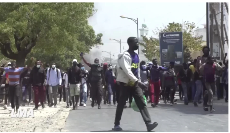 Les rappeurs de la banlieue aux jeunes Sénégalais : « Ces politiciens qui vous envoient au front sont mus par leurs propres intérêts »