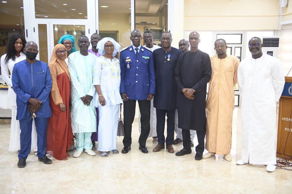 Mouhamadou Moustapha Bâ décoré par le Haut commandant de la Gendarmerie