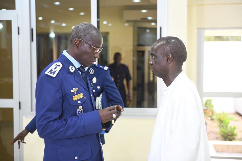 Mouhamadou Moustapha Bâ décoré par le Haut commandant de la Gendarmerie