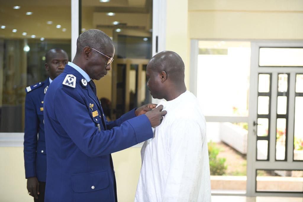 Mouhamadou Moustapha Bâ décoré par le Haut commandant de la Gendarmerie