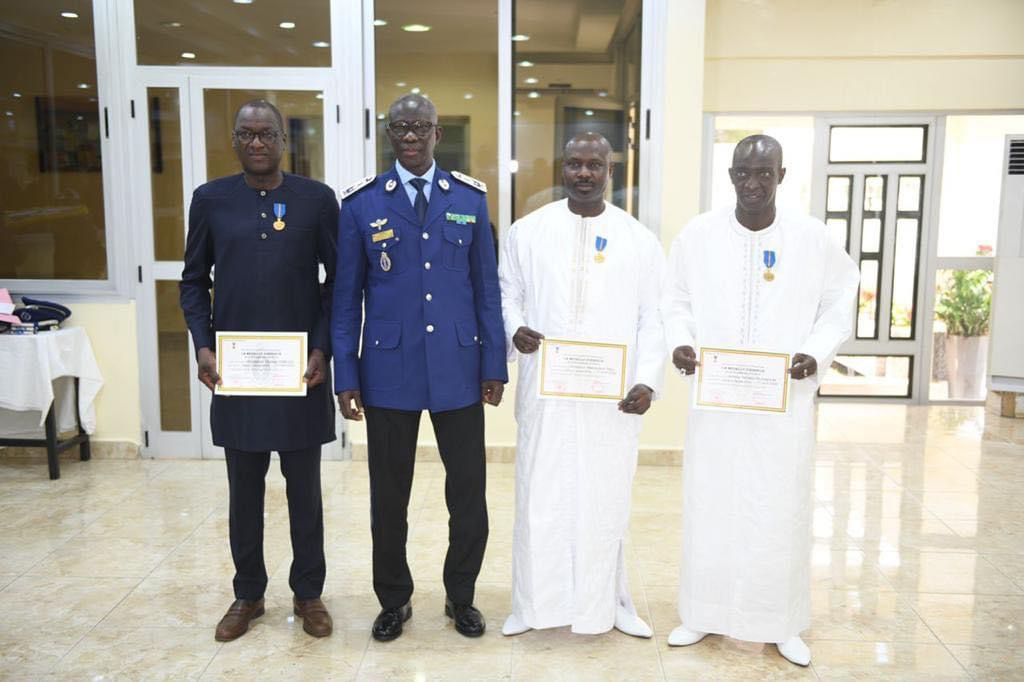 Mouhamadou Moustapha Bâ décoré par le Haut commandant de la Gendarmerie