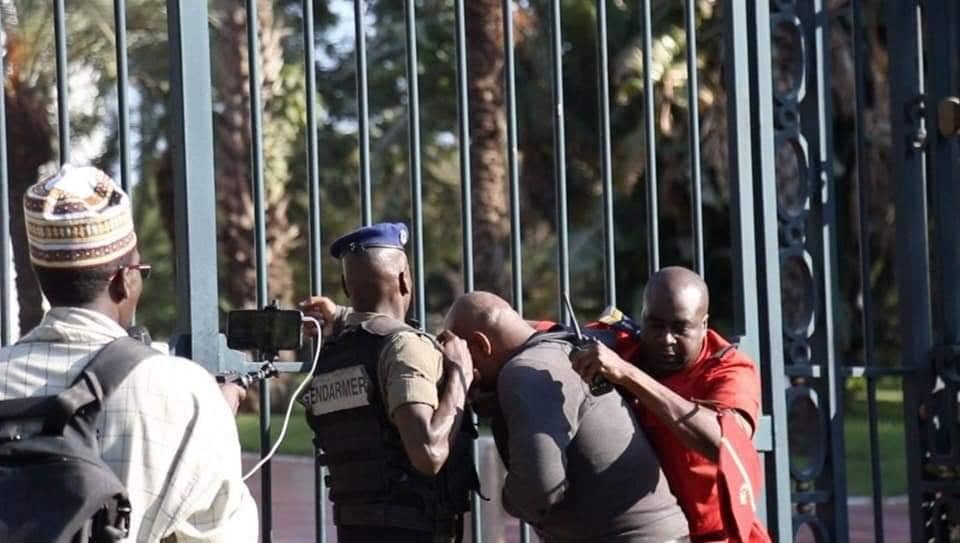 Urgent : La Gendarmerie fait une descente au siège de Déthié Fall et arrête un garde du corps