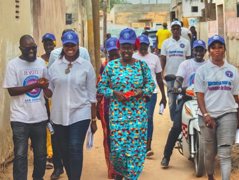 Visite de proximité de Marième Soda Ndiaye de la coalition Aar Sénégal à Bargny (Photos) 