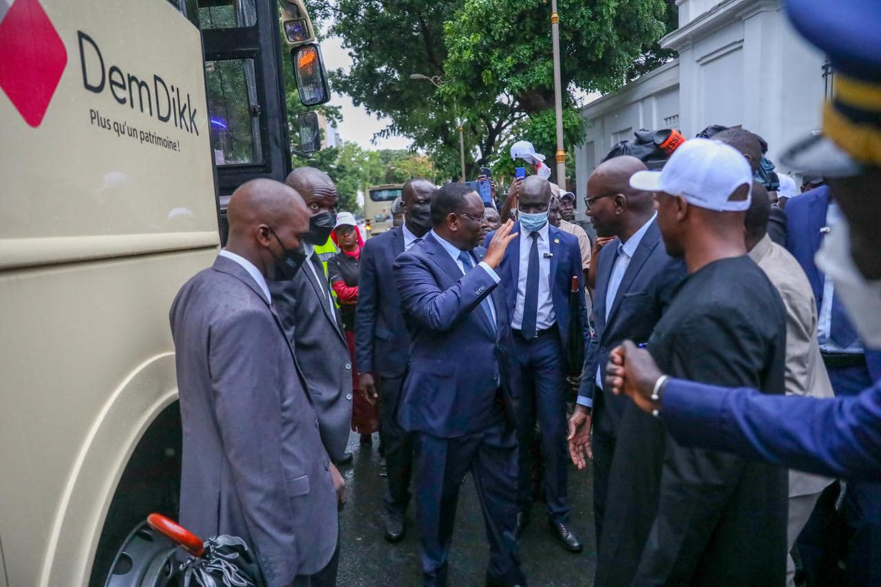 Dakar Dem Dikk : Macky Sall réceptionne un lot de 33 bus