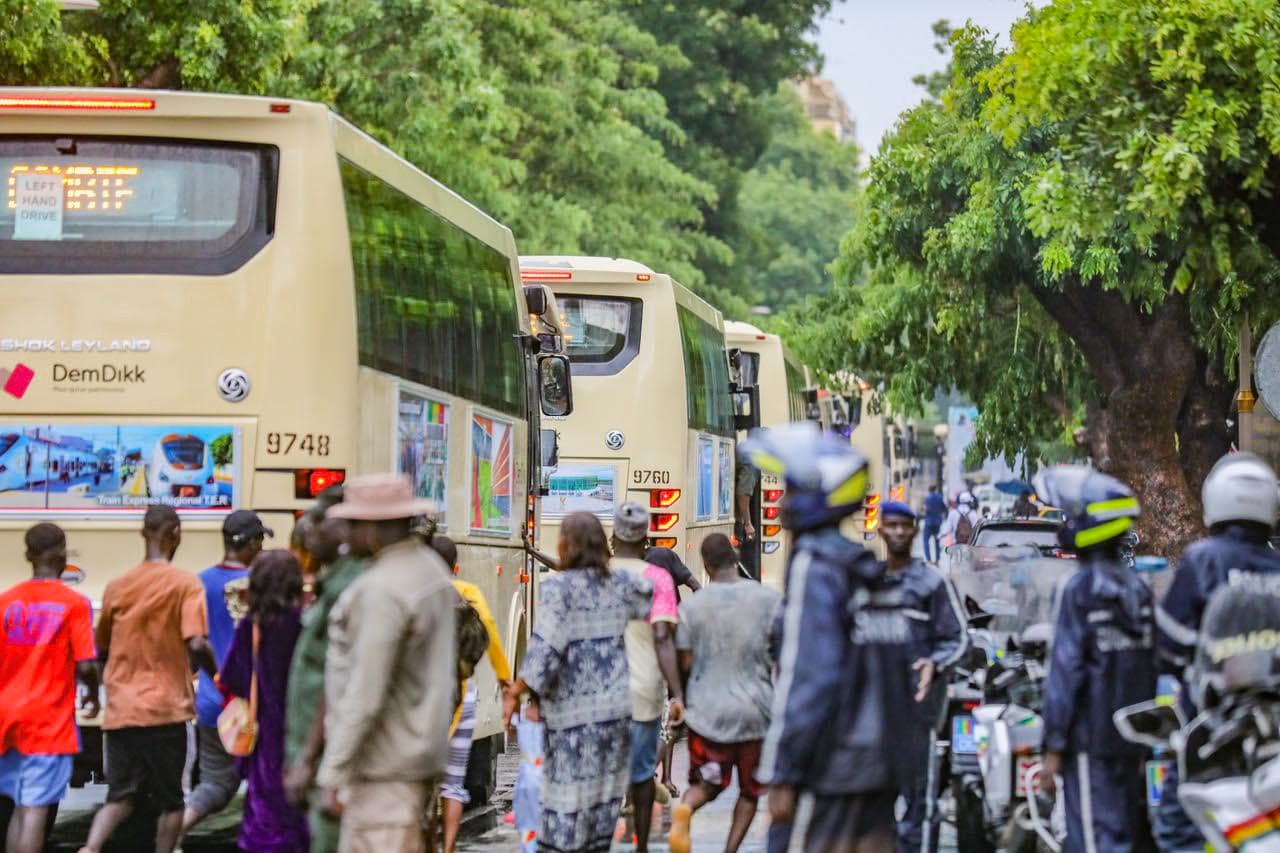 Dakar Dem Dikk : Macky Sall réceptionne un lot de 33 bus