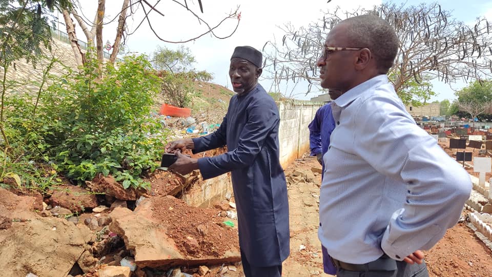 Affaissement d'un muret au cimetière de Ouakam : Le maire Abdoul Aziz Gueye sur les lieux, promet une exécution rapide des travaux