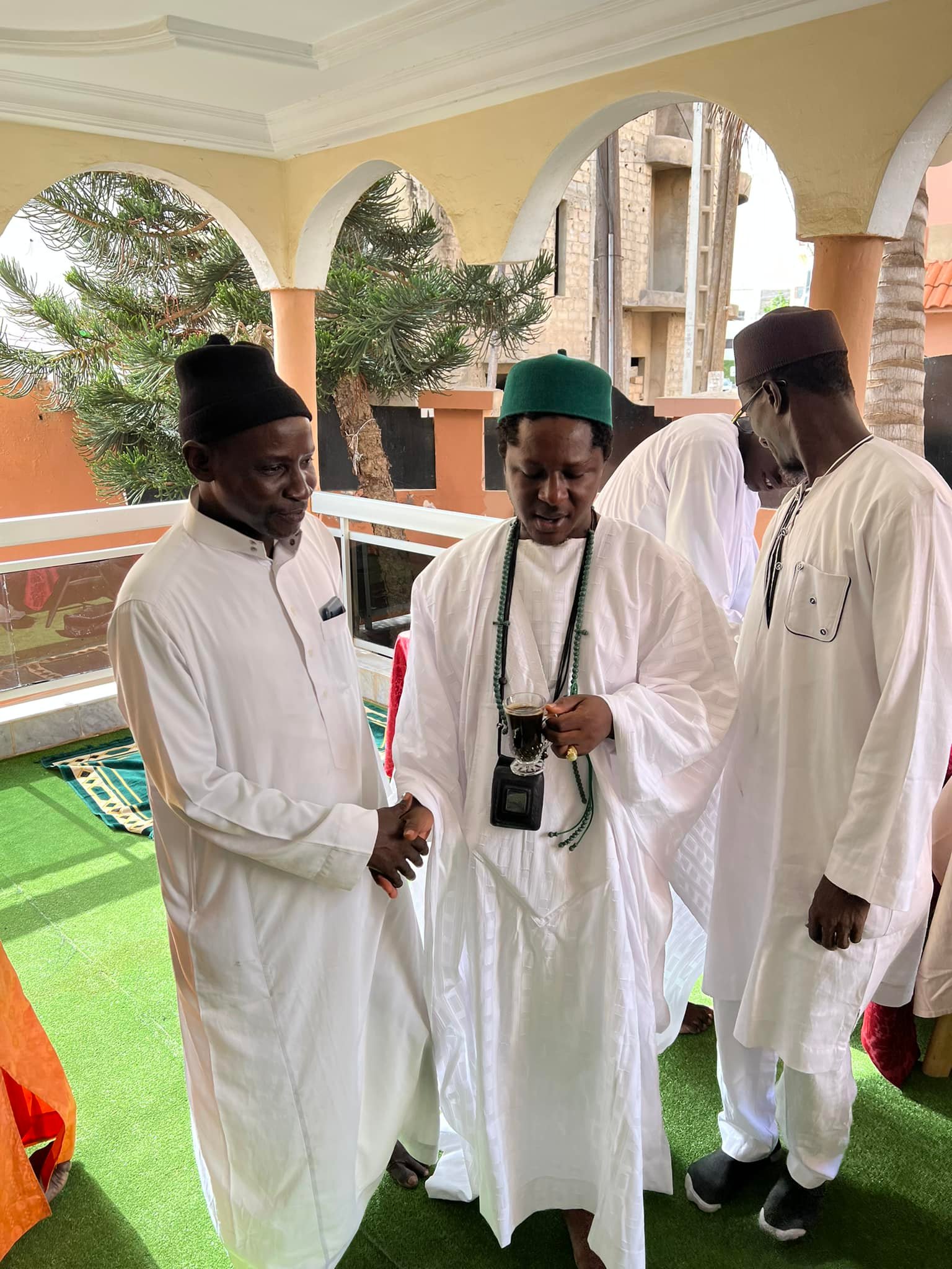 Visite de courtoisie de Serigne Abdou Mbacké “Daara Moukhti “ à Khouraichi Thiam, basketteur (Photos)