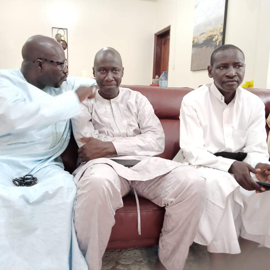 Visite de courtoisie de Serigne Abdou Mbacké “Daara Moukhti “ à Khouraichi Thiam, basketteur (Photos)