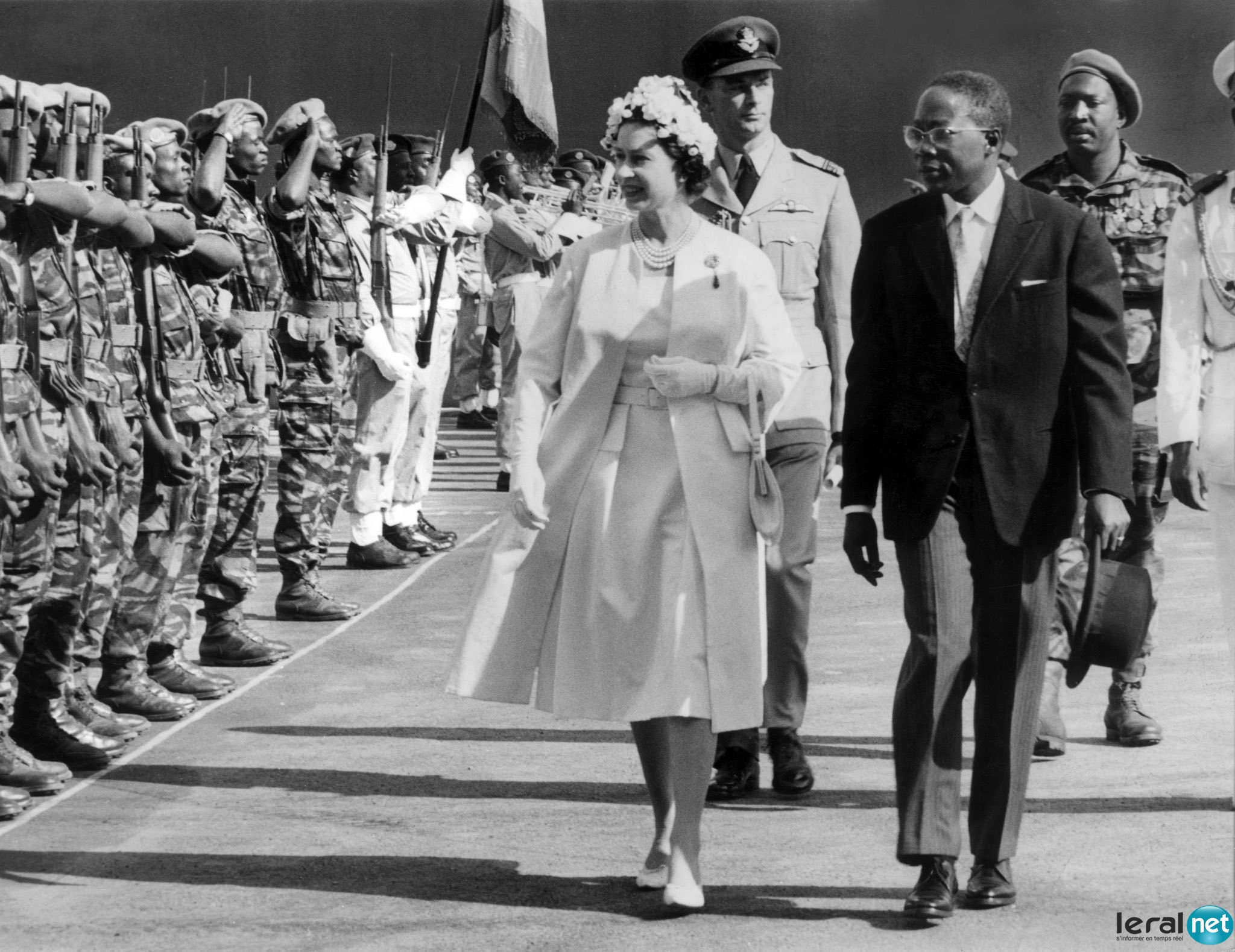 La reine Elisabeth II a été en visite au Sénégal en 1961. Elle fut accueillie par le premier président du Sénégal, Léopold Sedar Senghor.