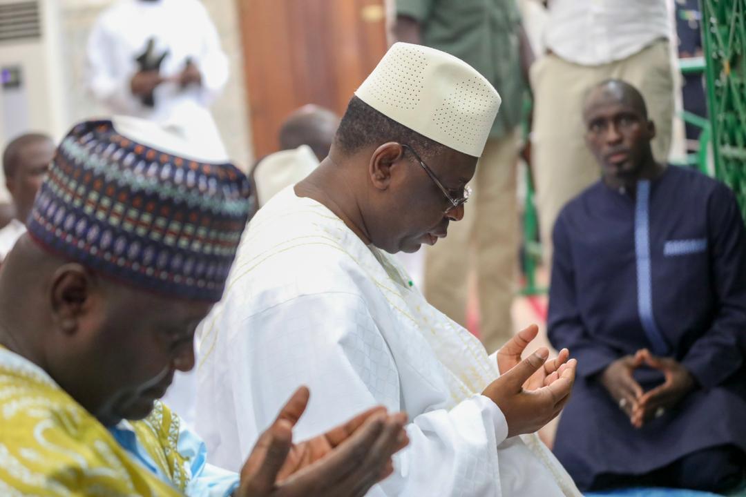 Tivaouane: Le Président Macky Sall au mausolée de Cheikh Seydi El hadji Malick Sy (Photos)