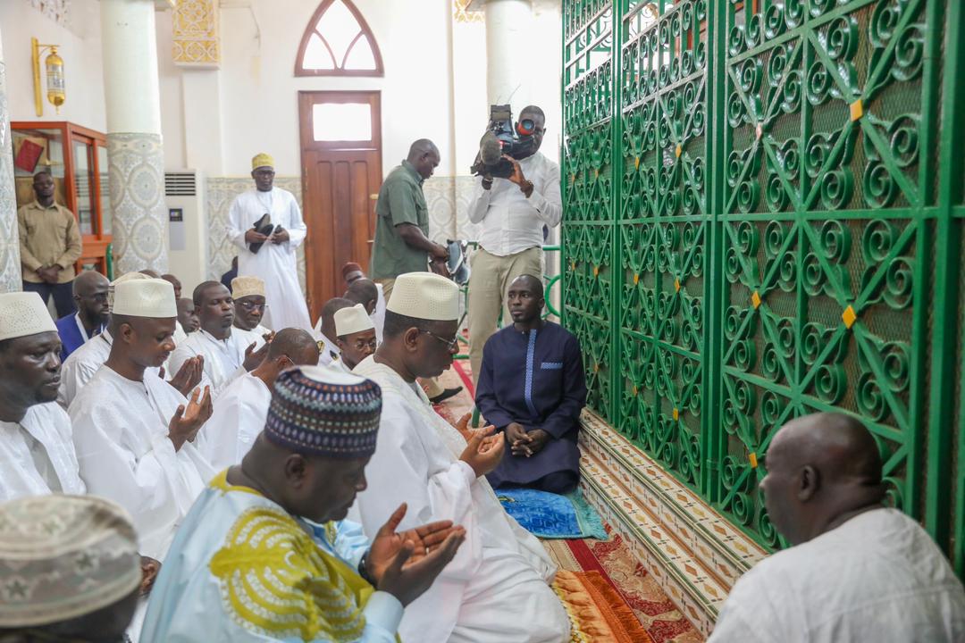 Tivaouane: Le Président Macky Sall au mausolée de Cheikh Seydi El hadji Malick Sy (Photos)