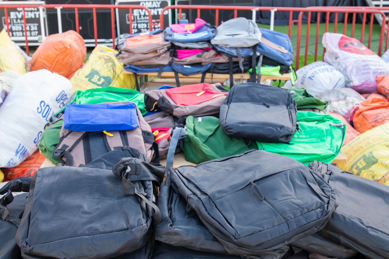 Fournitures et équipements solaires : Papa Mademba Bitèye offre 1 000 tables-bancs et 2 500 kits scolaires aux écoles de Kaolack