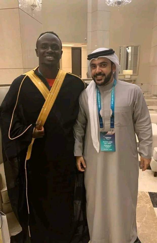 En image Sadio Mané en bisht qatari: Fan de Messi ? Appréciez...