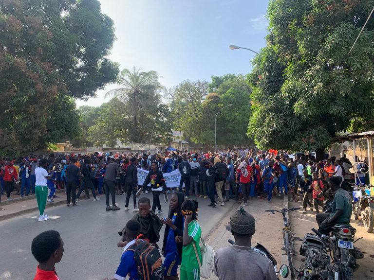 Manifestation Détudiants Ziguinchor A Vibré Au Son Des Casseroles