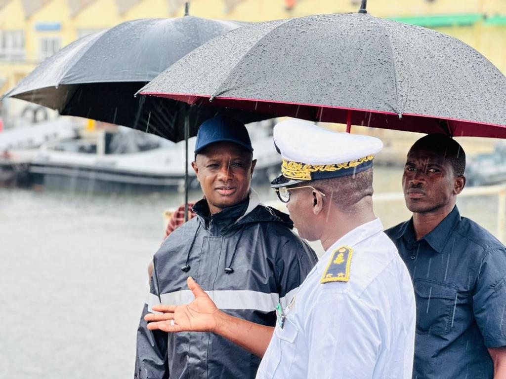 Suite au tragique chavirement d’une pirogue à Ouakam : Antoine Félix Abdoulaye Diome, Ministre de l’Intérieur, s’est rendu sur les lieux en mer