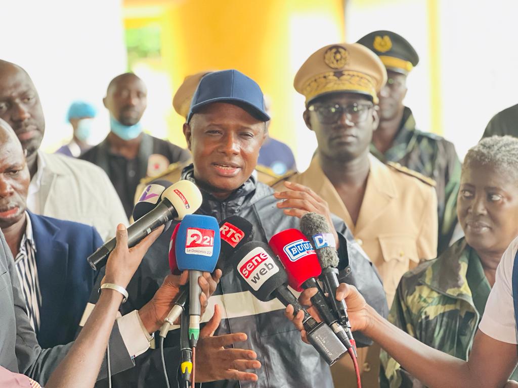 Suite au tragique chavirement d’une pirogue à Ouakam : Antoine Félix Abdoulaye Diome, Ministre de l’Intérieur, s’est rendu sur les lieux en mer