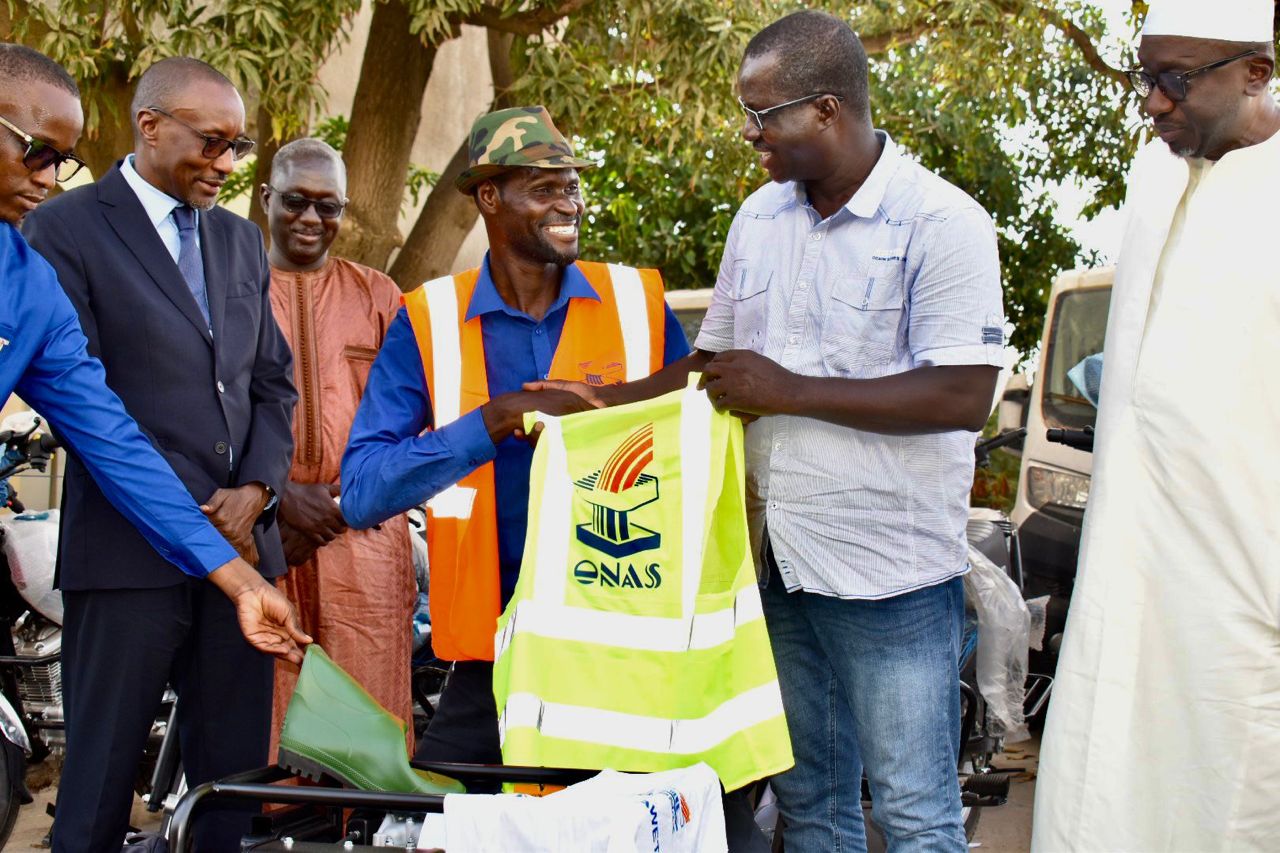 Photos/ ONAS : Cérémonie de remise de pick-up et motos à ses agents et des matériels de lutte contre les inondations aux maires de Pire, Richard Toll et Touba