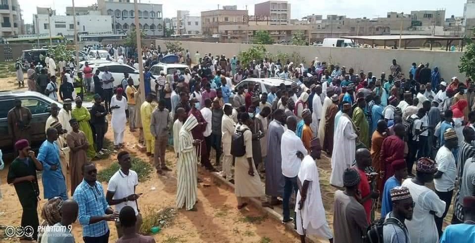 Levée de corps de Oustaz Ahmed Bâ à l’hôpital Dalal Diam : Une foule immense rend hommage à un grand homme...