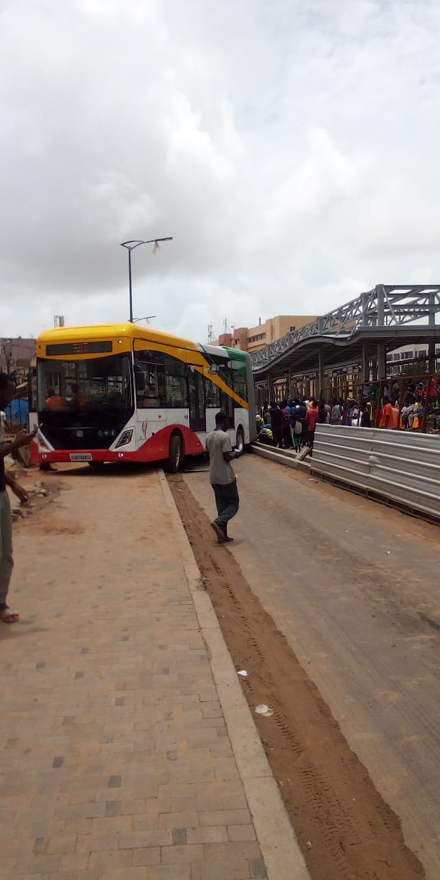 Photos/ BRT: Dérapage d’un bus rapide transit à hauteur de Yacinthe Thiandoum