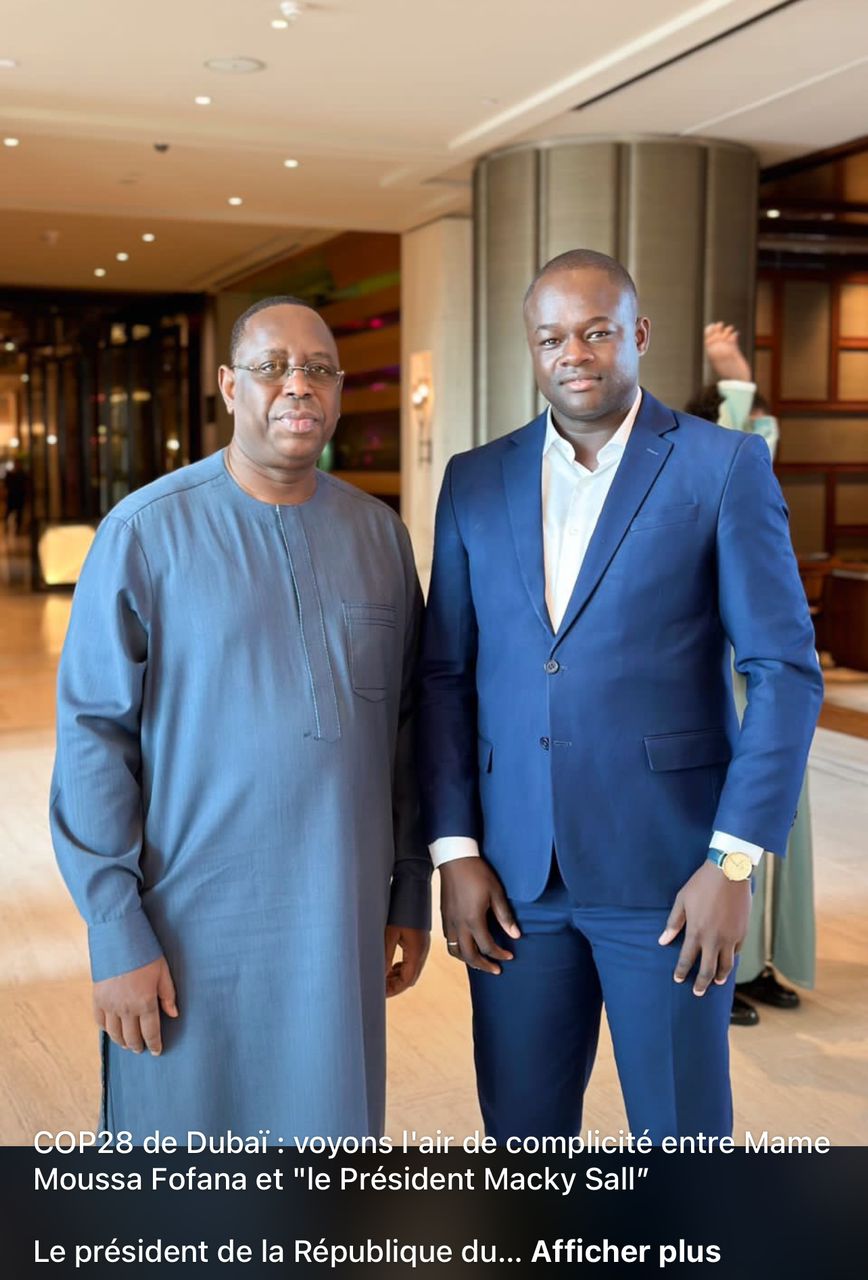 Rencontre inattendue : Awash Kitty et des jeunes de l'APR, photographiés avec Macky Sall, dans le hall d'un hôtel