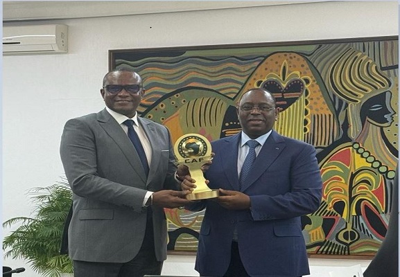 Prix de l’Excellence aux CAF Awards : Macky Sall a reçu son trophée