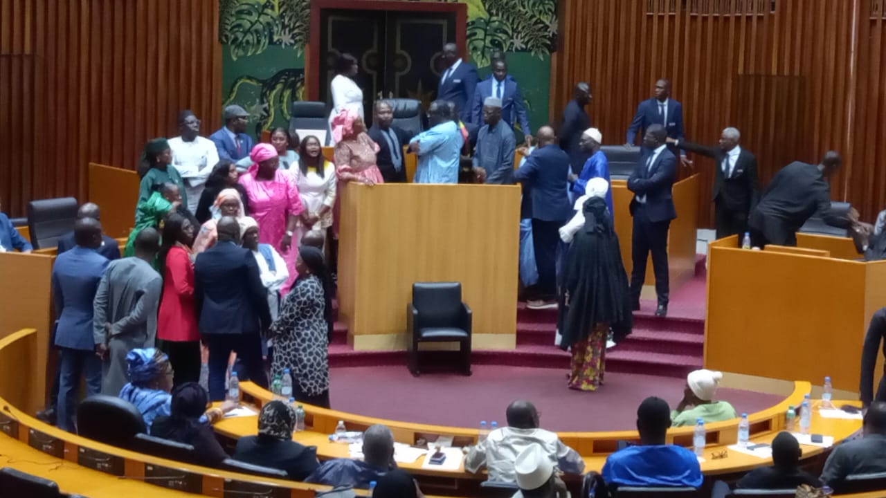 Vote de la loi portant report de la présidentielle au Sénégal : Guy Marius Sagna et Cie bloquent tout à l'Assemblée Nationale