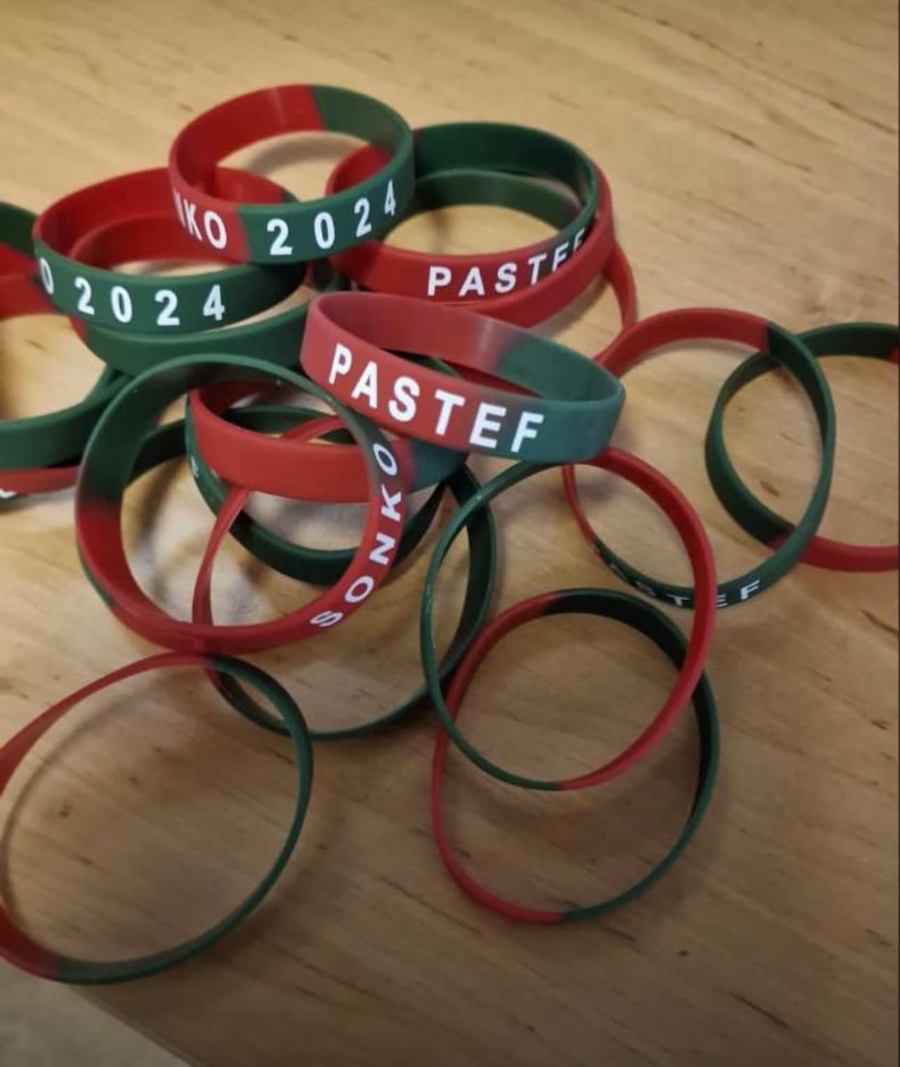 Pastef / Banlieue: Des milliers de bracelets lumineux vendus en moins de 24h