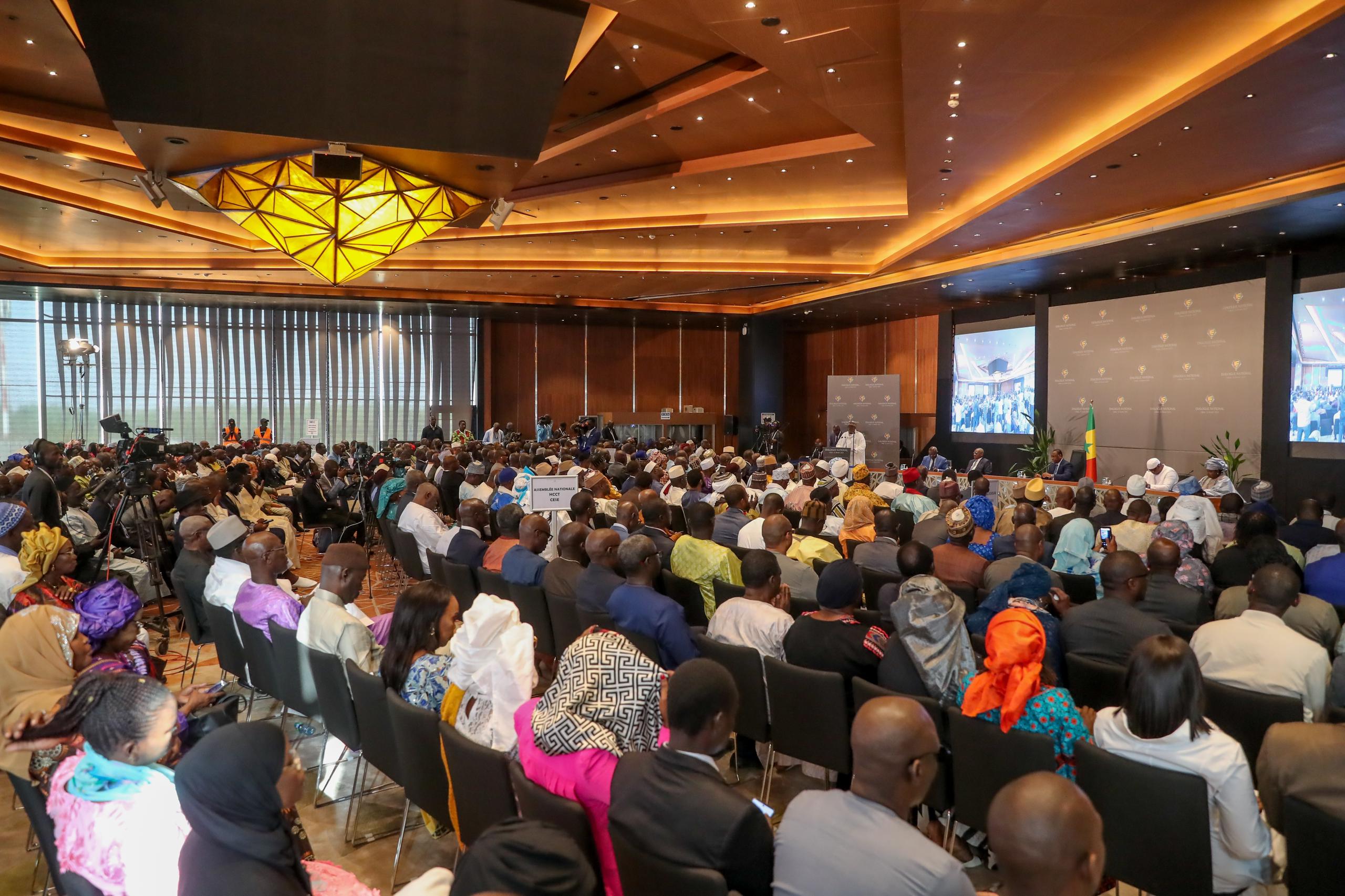 Photos: Le Président Macky Sall face aux acteurs du Dialogue national 