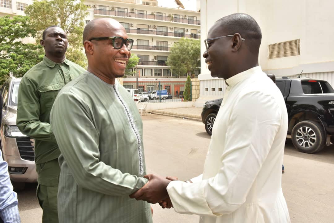 Visite de chantier de l’installation du système photovoltaïque de la Cathédrale de Dakar, par le maire Barthélémy Dias (Photos)