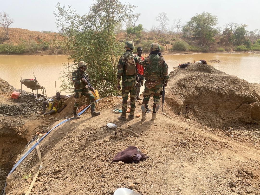 Photos / Demantèlement d’un site d’orpaillage par l’Armée : 15 personnes de nationalités étrangères arrêtées et du matériel saisi