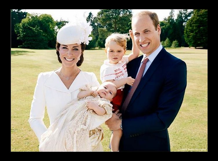 Photos - Kate et William : les photos offi­cielles (et craquantes) du baptême de Char­lotte