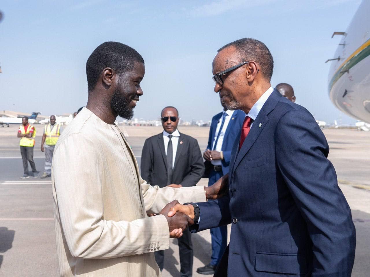Paul Kagamé en  visite de travail à Dakar : Les images de son arrivée à l'aéroport militaire Léopold Sédar Senghor