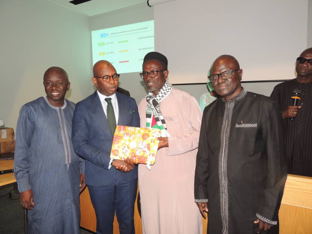 Rencontre avec les syndicats d’enseignants : Le Ministre Moustapha Mamba Guirassy remet plus de 5000 arrêtés et décisions de nominations, aux Secrétaires généraux de syndicats