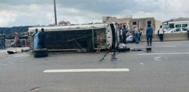 Un car «Ndiaga Ndiaye» se renverse sur l’autoroute à péage