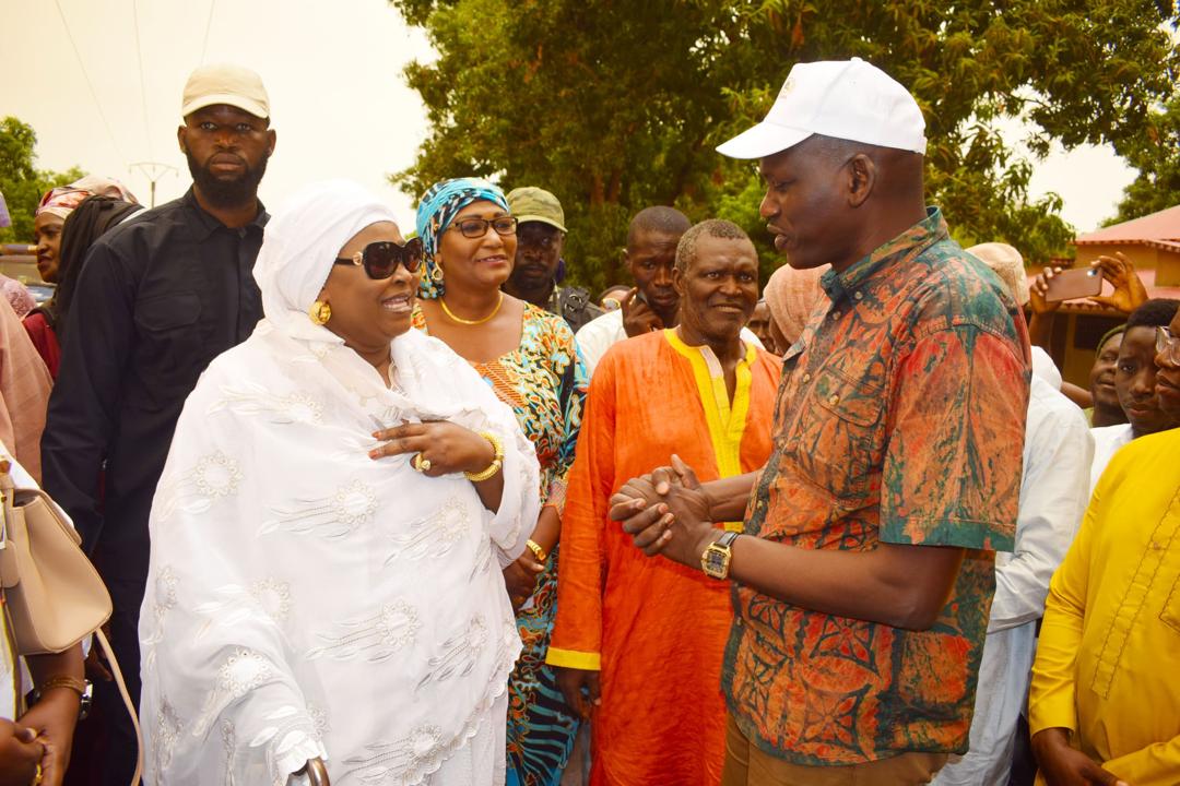  Photos: La ministre de la Famille et des Solidarités soulage les femmes de Ziguinchor