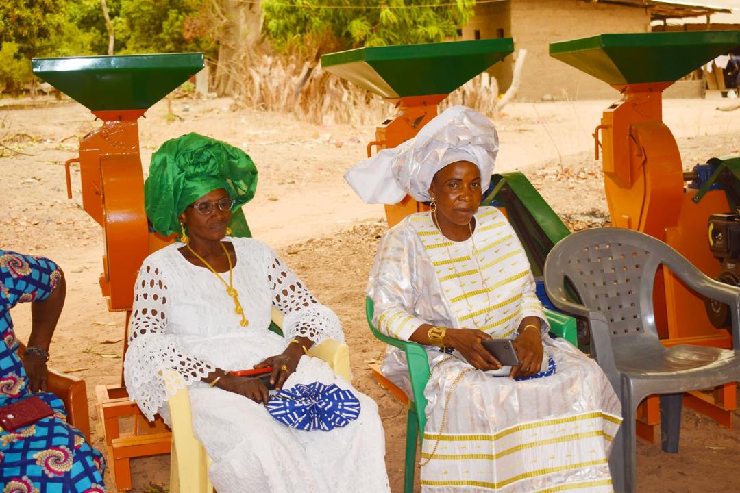  Photos: La ministre de la Famille et des Solidarités soulage les femmes de Ziguinchor