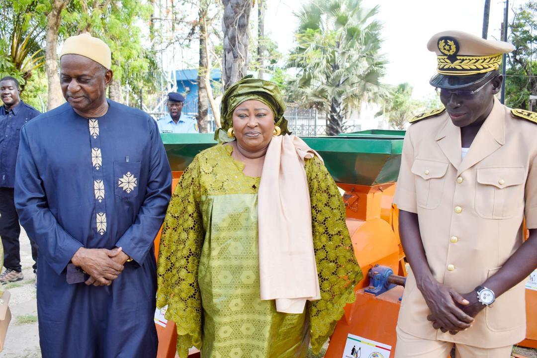  Photos: La ministre de la Famille et des Solidarités soulage les femmes de Ziguinchor