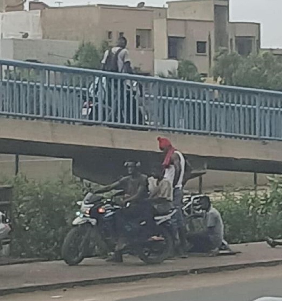 Alerte info : Des mécaniciens de motos Jakarta s'installent peu à peu au bas du pont de l'autoroute, près du Technopole.