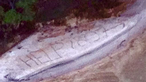 Un SOS écrit dans le sable lui sauve la vie