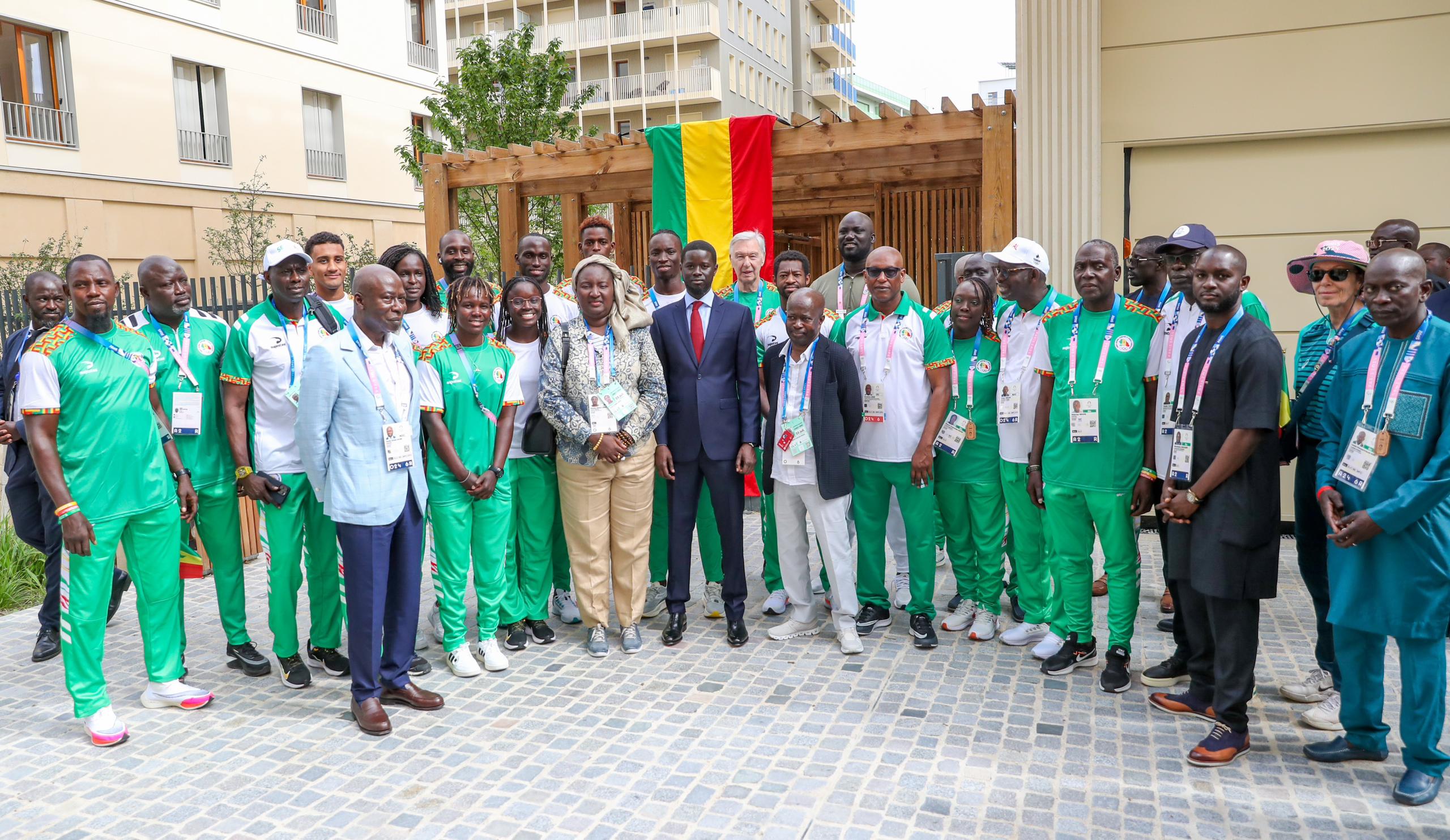 Photos-Video : Visite du Président de la République au village olympique à la rencontre des athlètes sénégalais engagés dans les JOP2024