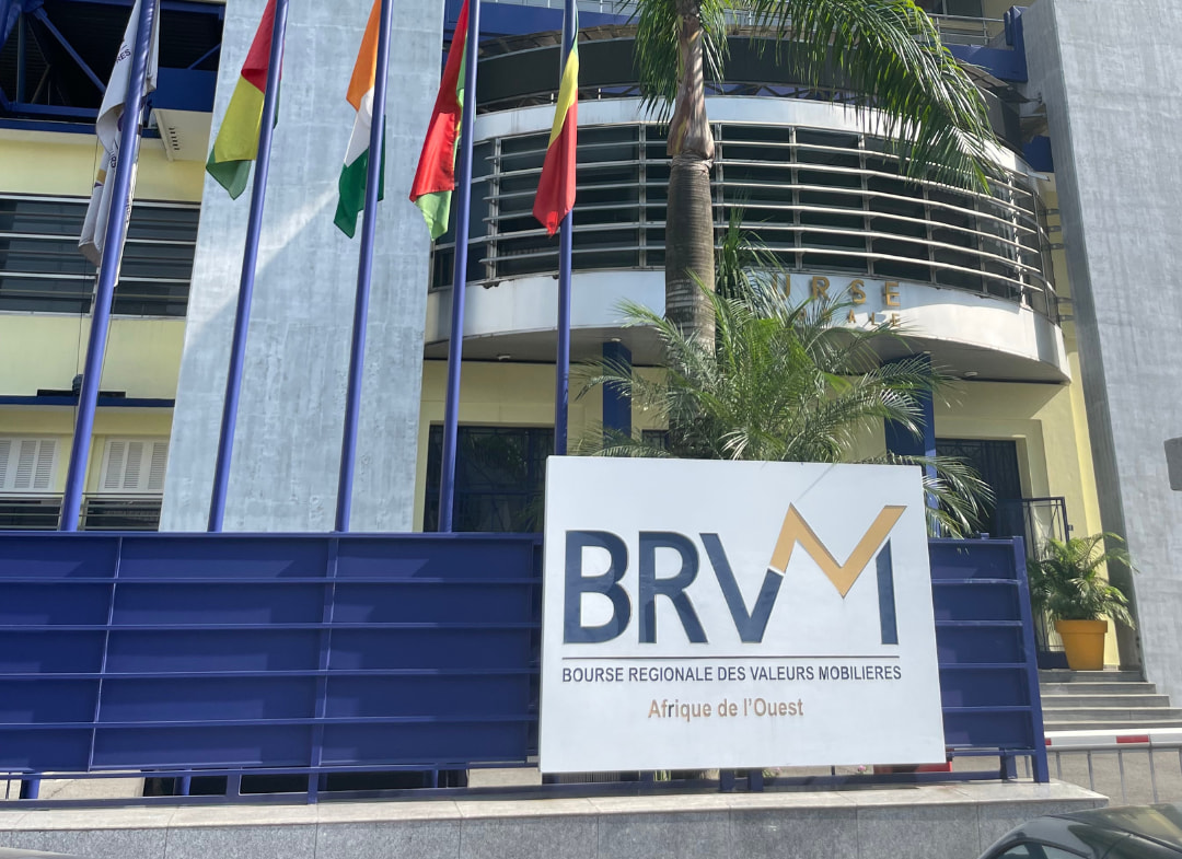 BRVM, la capitalisation boursière franchit la barre historique des 9000 milliards FCFA : Une performance se consolide